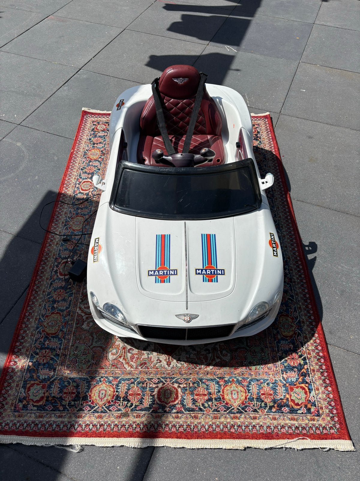 Elektrische kinderauto met Martini Racing stickers, Ophalen, Gebruikt, Trapvoertuig