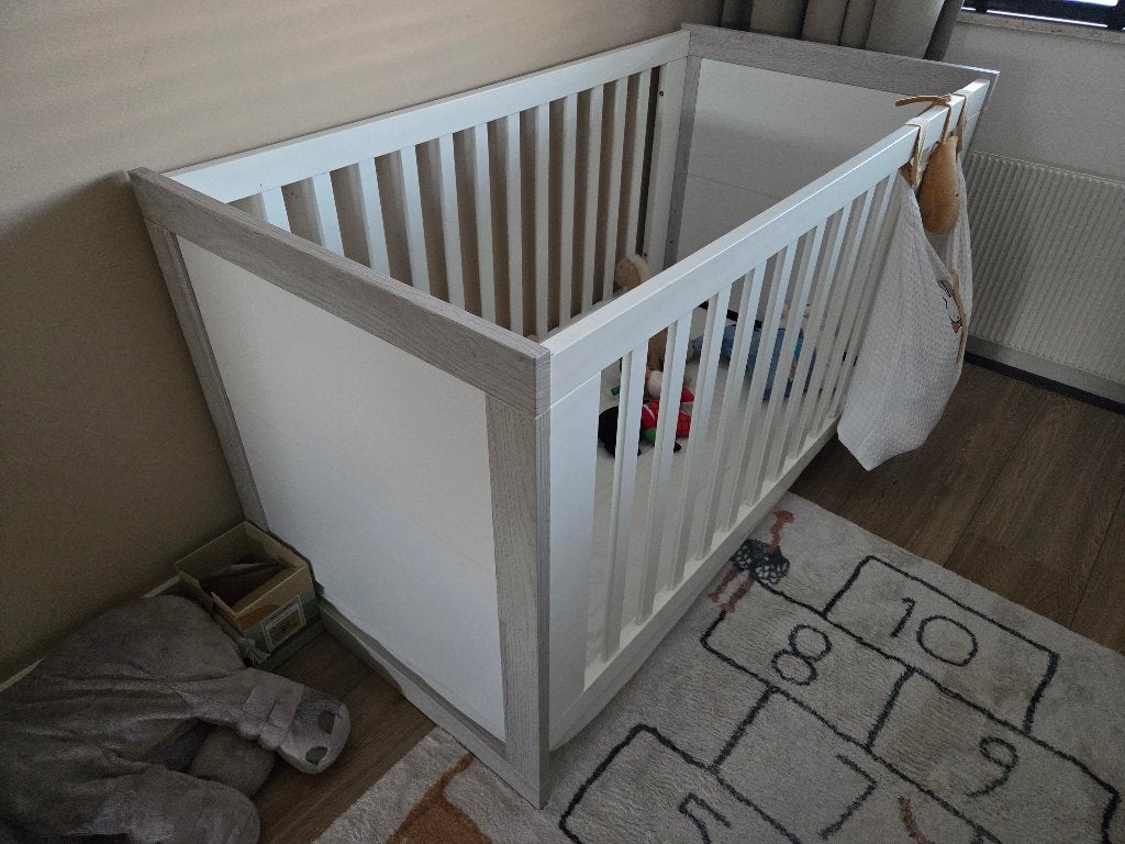 Babybed, commode en een speelgoedkist