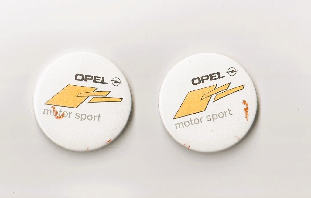 2 auto buttons van Opel motor sport helaas vlekkerig, zie fo, Ophalen of Verzenden, Gebruikt, Overige onderwerpen, Button