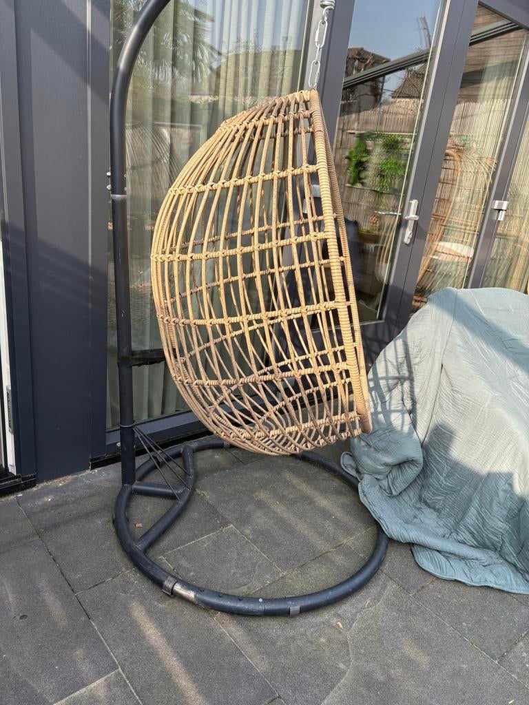 Comfortabele hangstoel met standaard en kussen, Ophalen, Zo goed als nieuw, Wicker