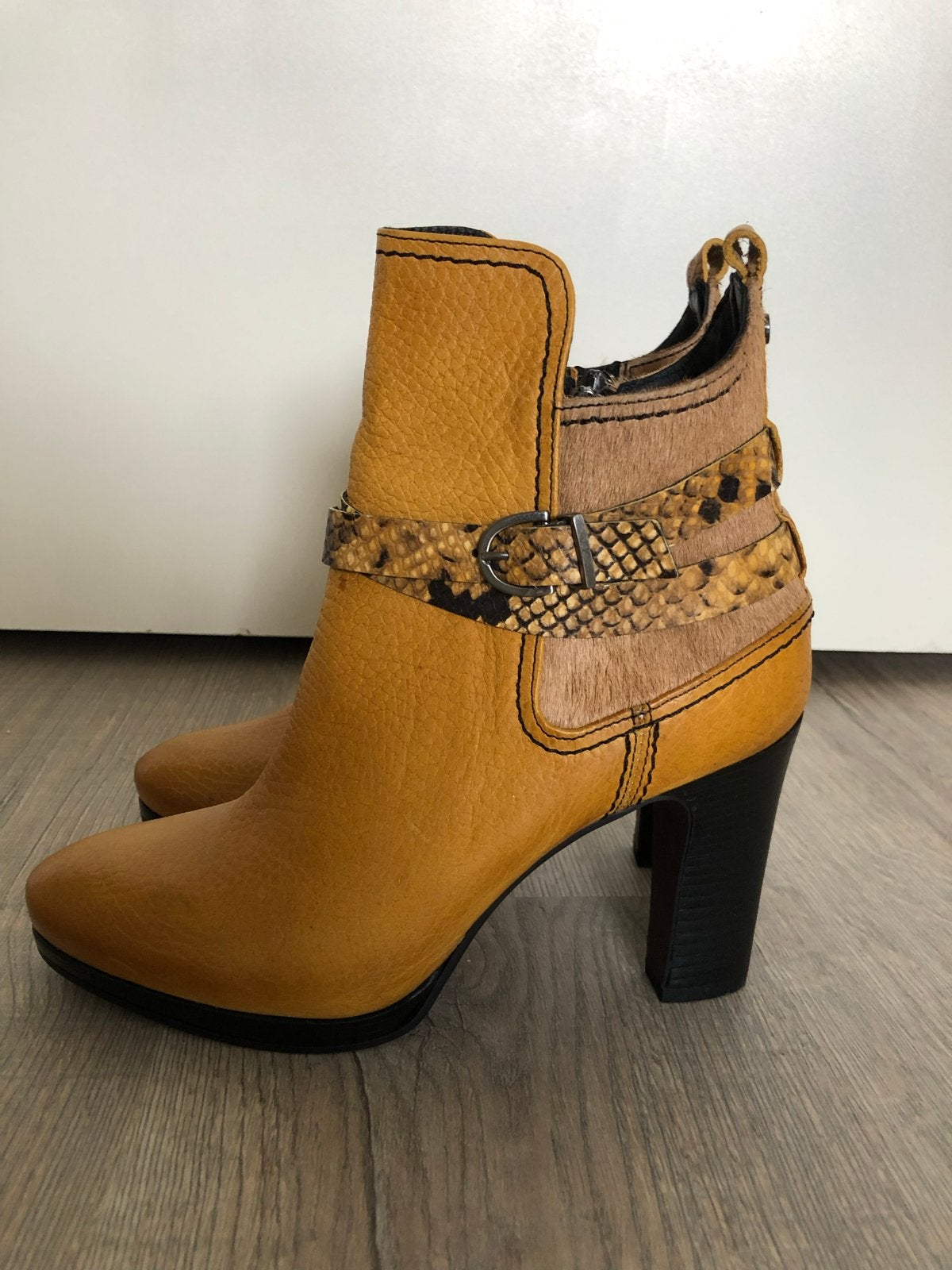 Geelbruine enkellaarsjes met slangenprint en hak, Kleding | Dames, Bruin, Lage of Enkellaarzen, Nieuw, Ophalen of Verzenden