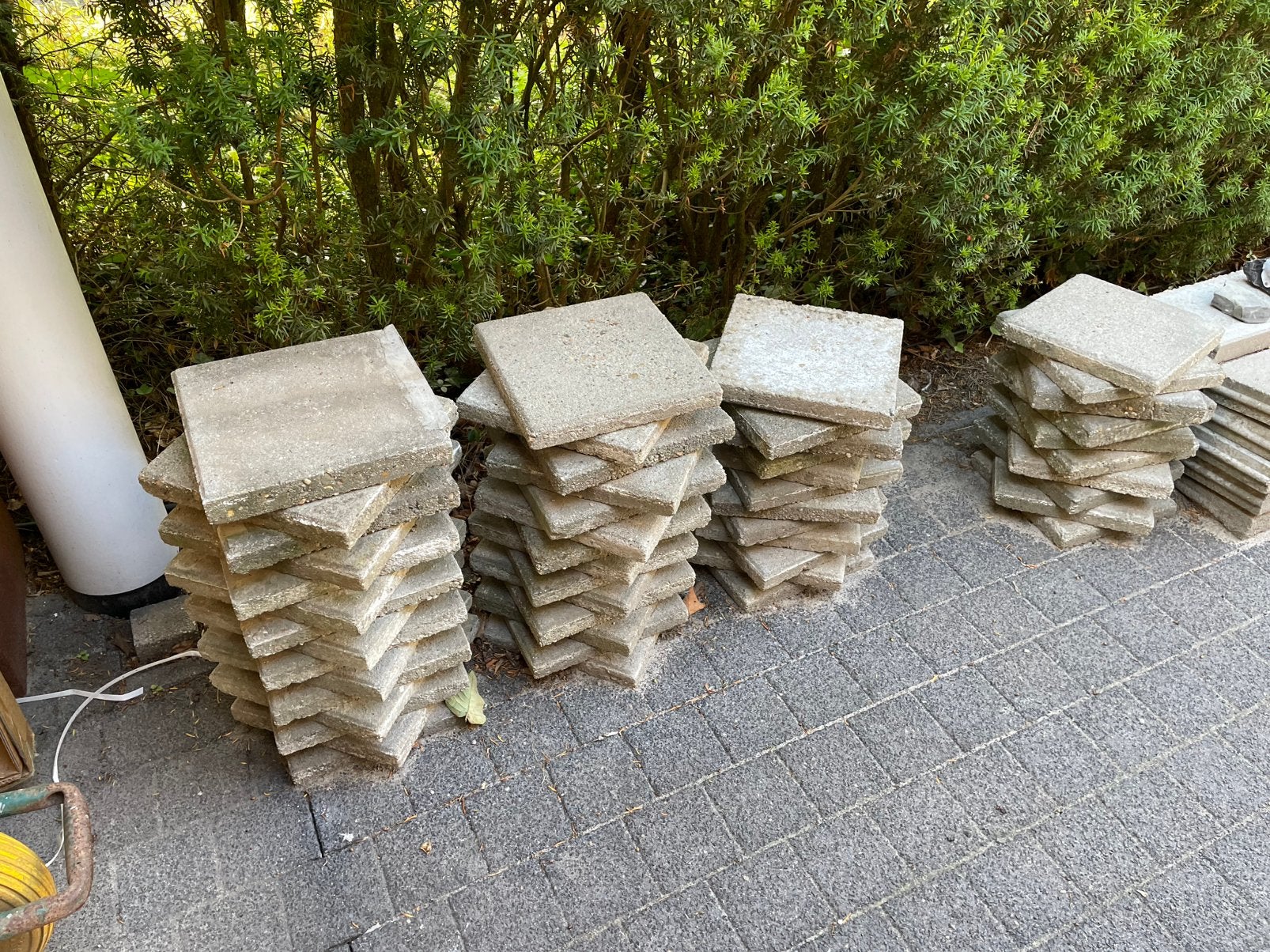Gratis afhalen 50 stoeptegels en 11 betonbanden., Ophalen, Overige materialen, Gebruikt, Overige typen