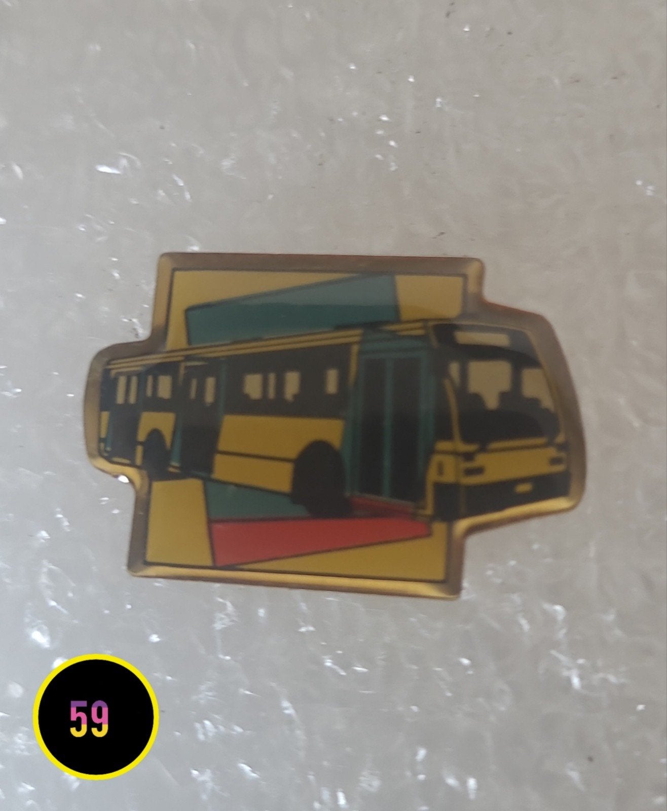 Vintage bus pin - verzamelobject, Verzenden, Gebruikt, Transport, Speldje of Pin
