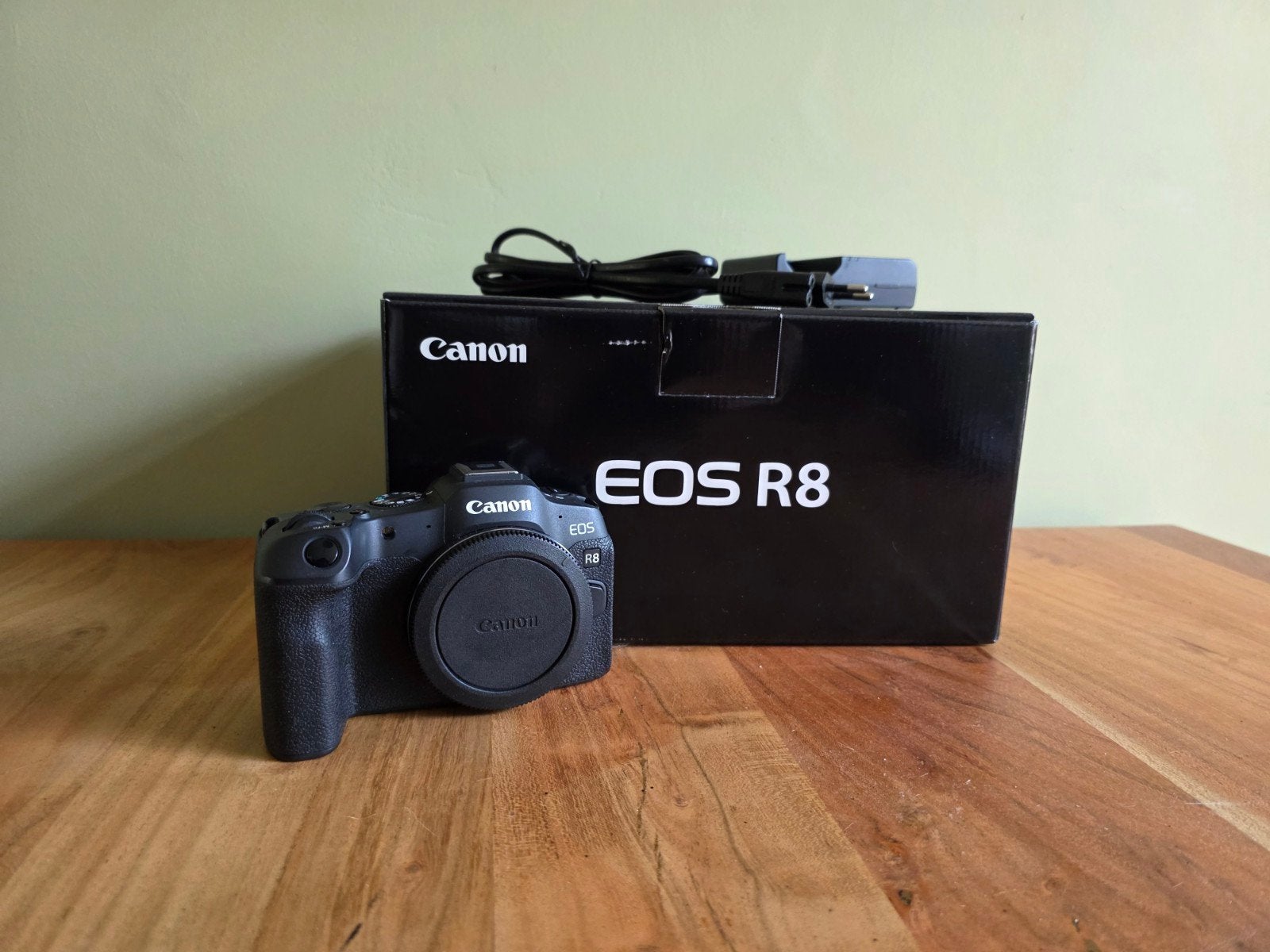 Canon EOS R8 Systeemcamera met batterijgrip en 2 accu's, Canon, Ophalen of Verzenden, Zo goed als nieuw, Systeemcamera