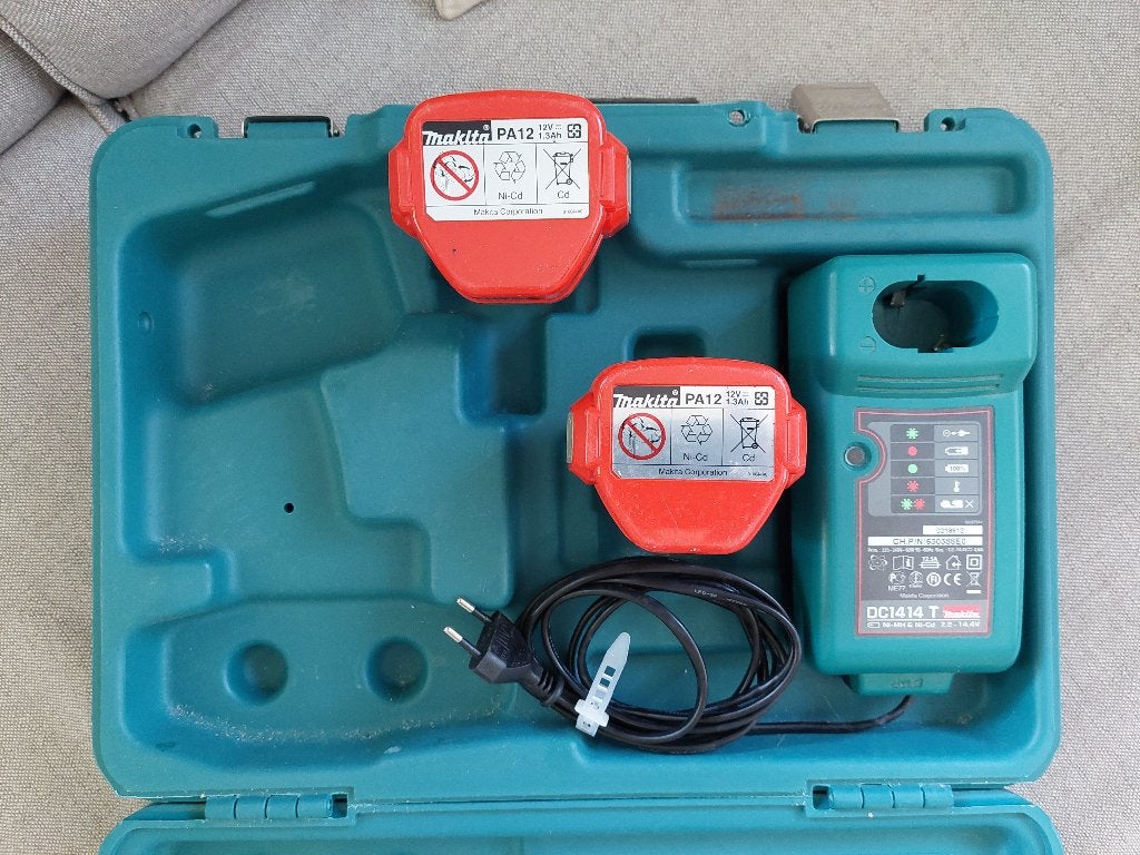 Makita 2 accus en lader in koffer, Ophalen, Gebruikt, Accuboormachine, Makita