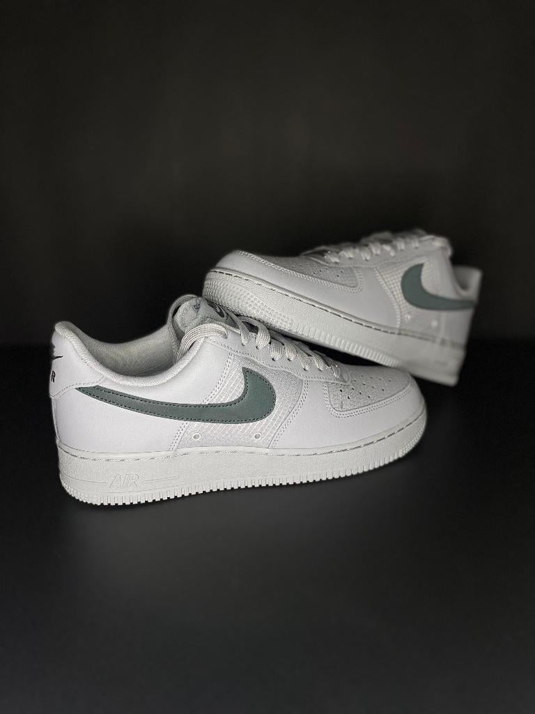 NIKE AIR FORCE 1 LOW ‘07 LV8 WOLF GREY - maat 45, Kleding | Heren, Schoenen, Wit, Nike, Nieuw, Ophalen of Verzenden