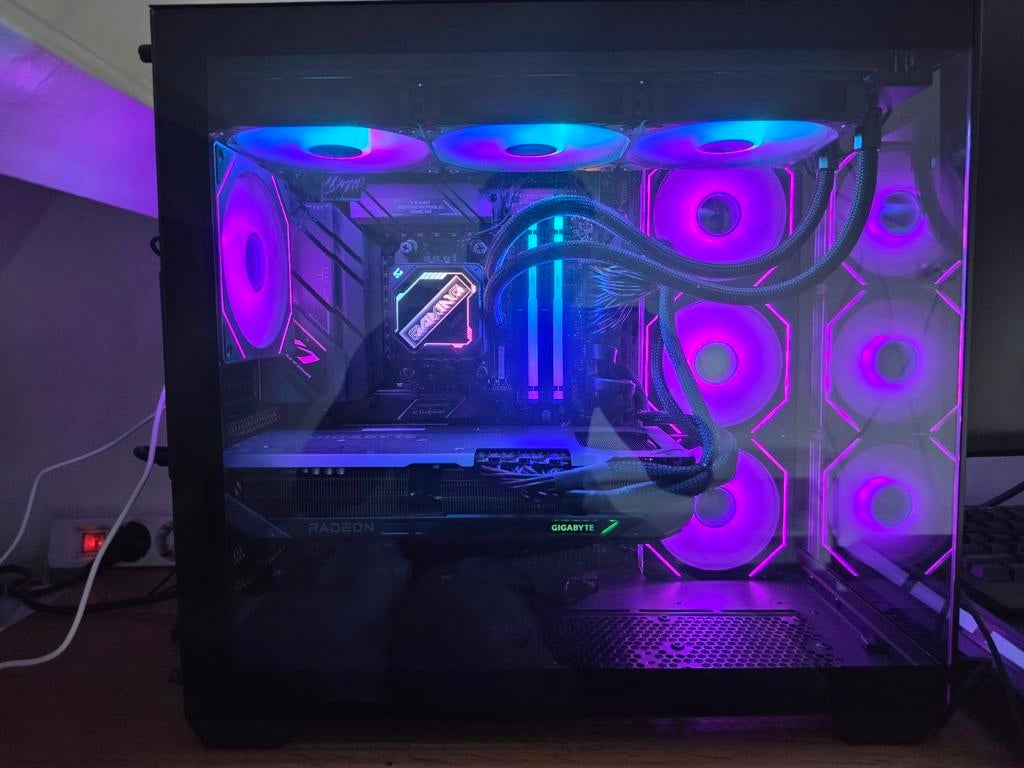 ULTIMATE 4K GAMING BEAST: Ryzen 7 7800X3D | RX 9070 XT | 32G, 1 speler, Ophalen, Zo goed als nieuw