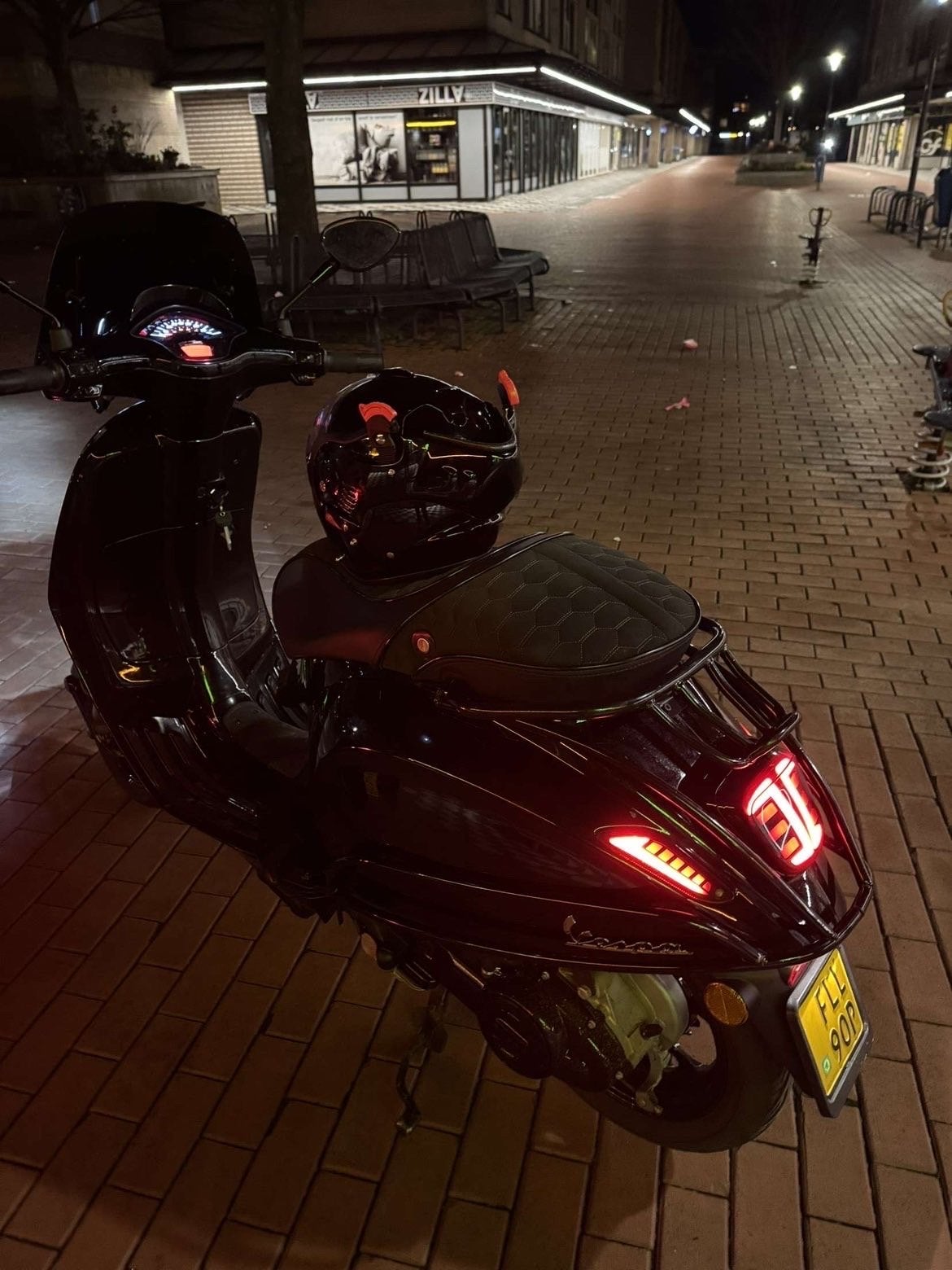 Vespa Sprint 2023 glans Zwart - Zo goed als nieuw, Maximaal 45 km/u, Vespa S, Zo goed als nieuw, Benzine