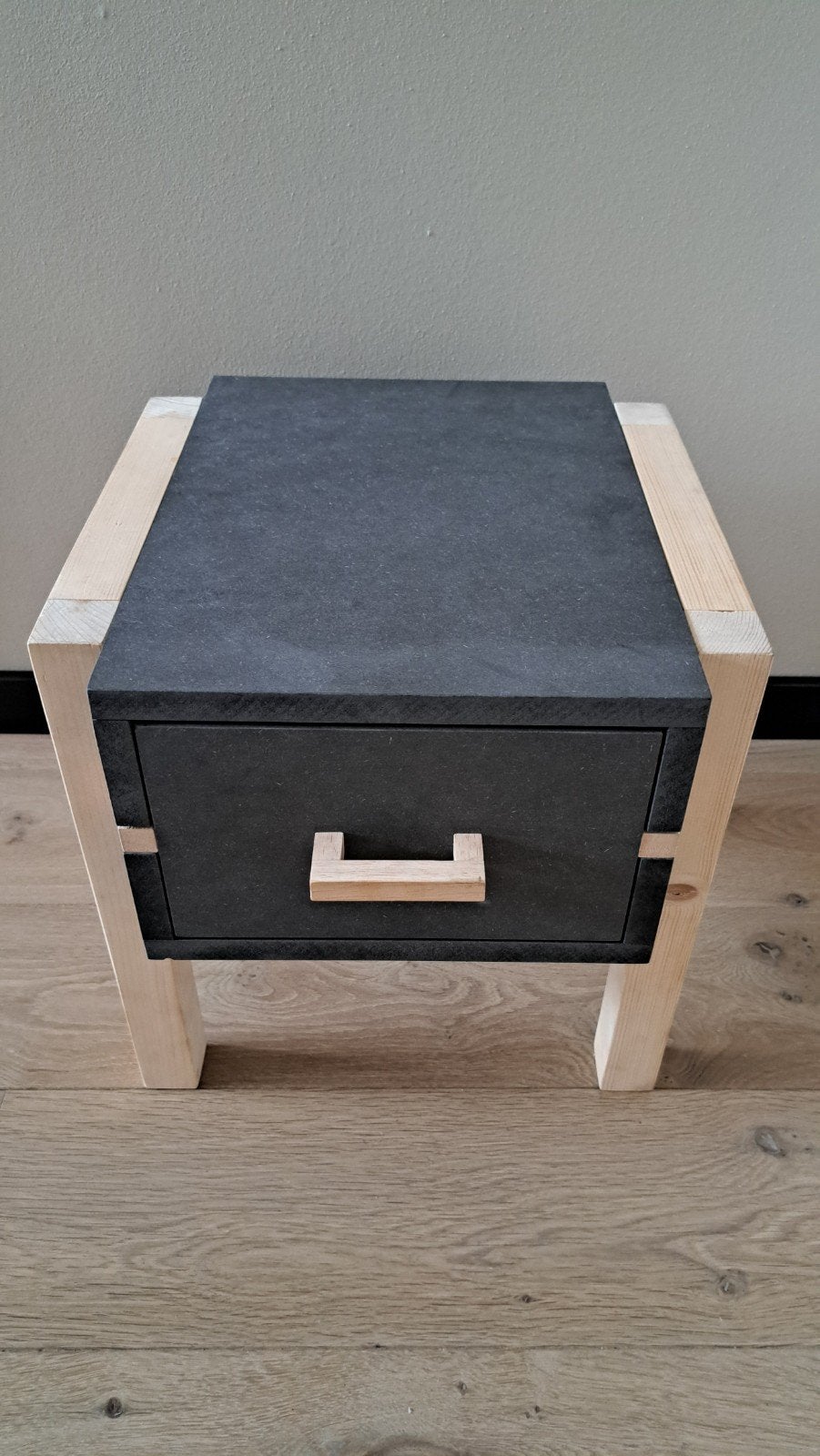 2x Nachtkastje / kastje van zwart MDF met eikenhout geleider, Minder dan 45 cm, Nieuw, Hout, 55 tot 70 cm