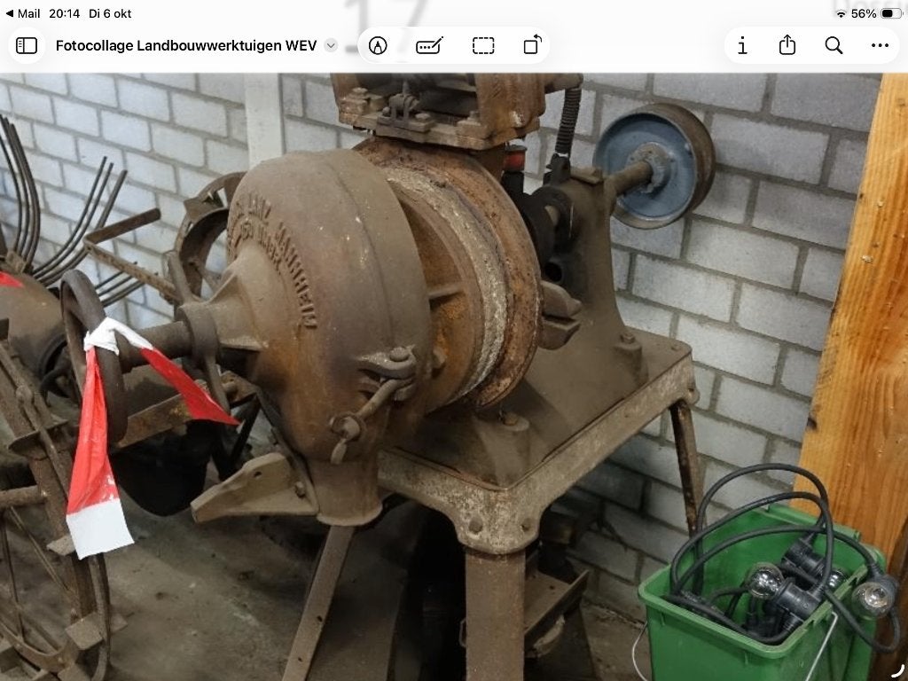 Graanmaalmachine   met handaandrijving Lanz, Ophalen