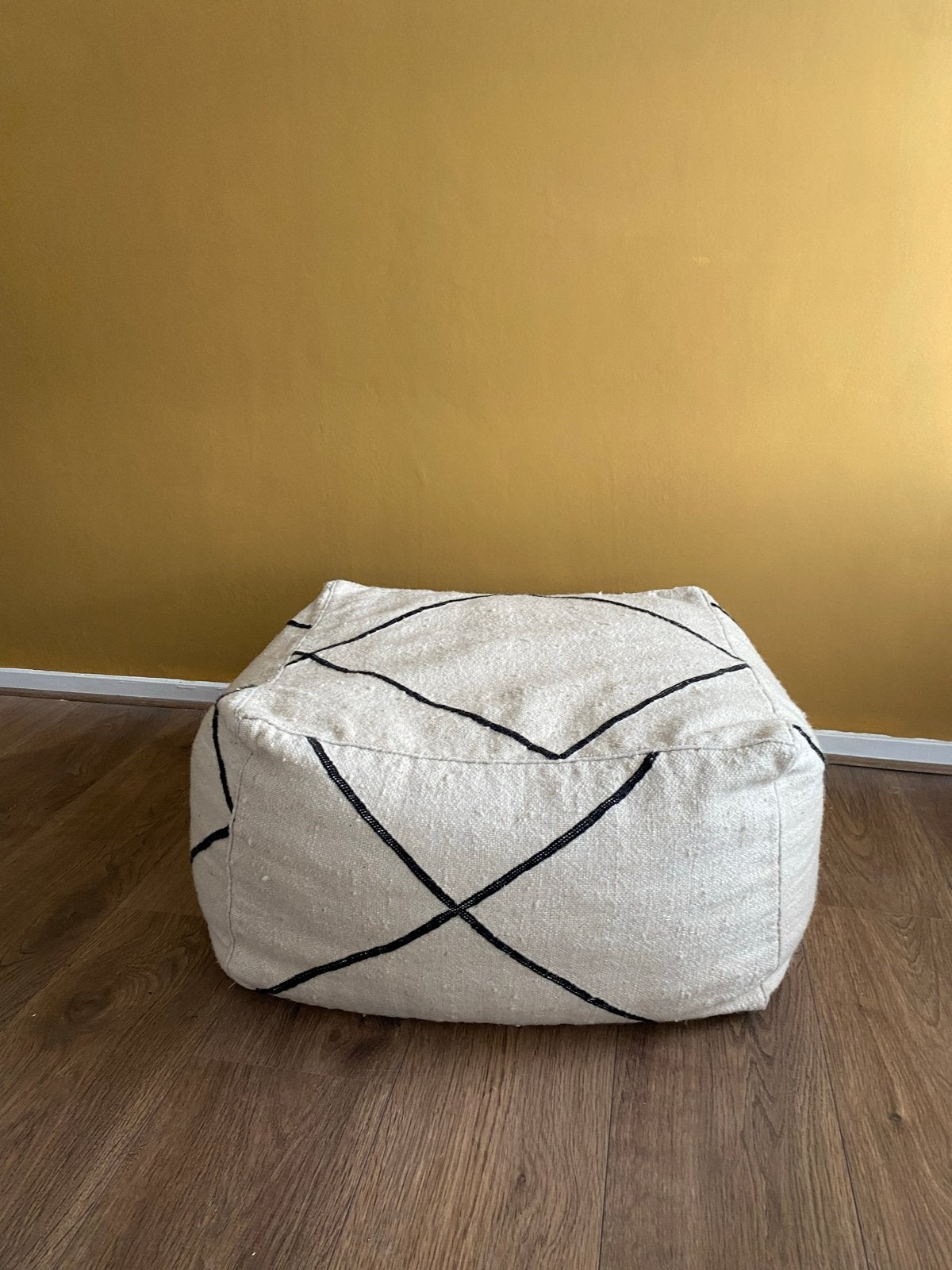 Marokkaanse poef wit met zwart patroon - Marrakech souvenir, Minder dan 50 cm, Gebruikt, Vierkant, Ophalen of Verzenden