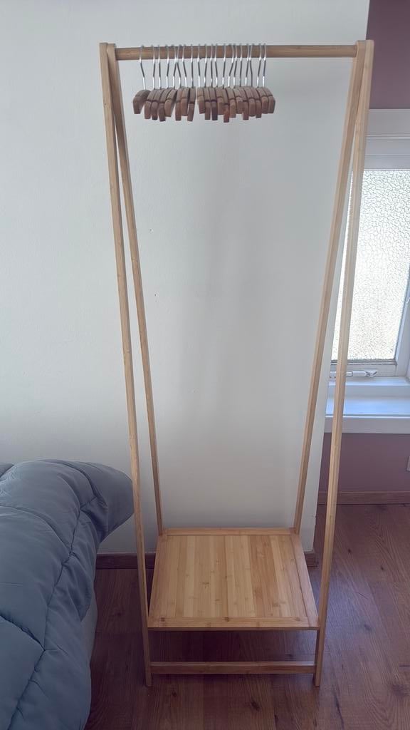 Leuk Houten kleding rek, Ophalen, Zo goed als nieuw