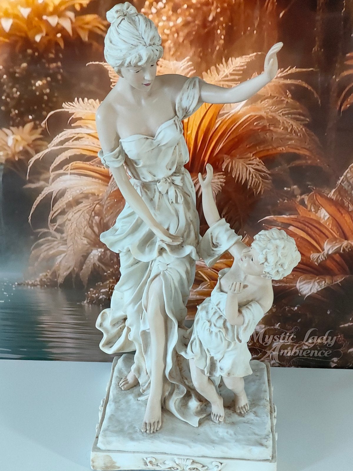 Decoratief beeld van een vrouw met een kind., Ophalen