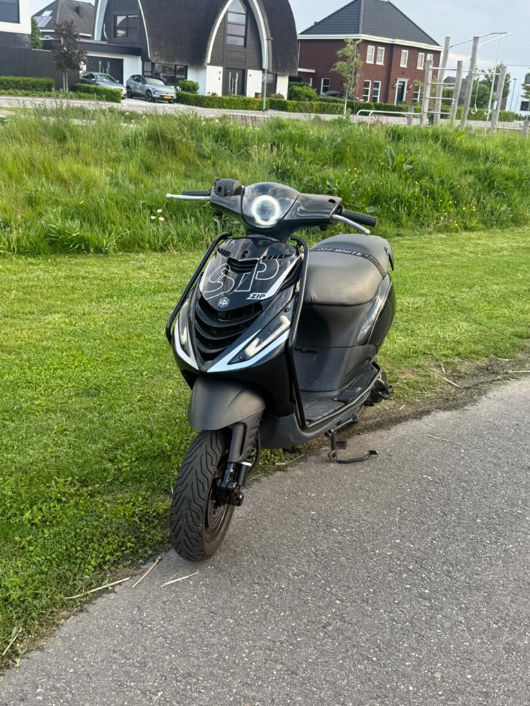 Piaggio zip 2 takt, Ophalen, Zo goed als nieuw, Benzine, Zip
