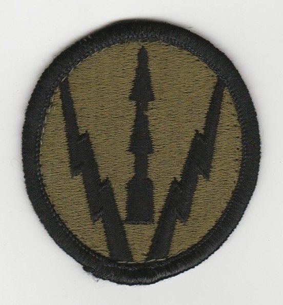 embleem US Army - Air Defense Center (GVT, Gevechtstenue), Verzamelen, Verzenden, Landmacht, Amerika, Embleem of Badge