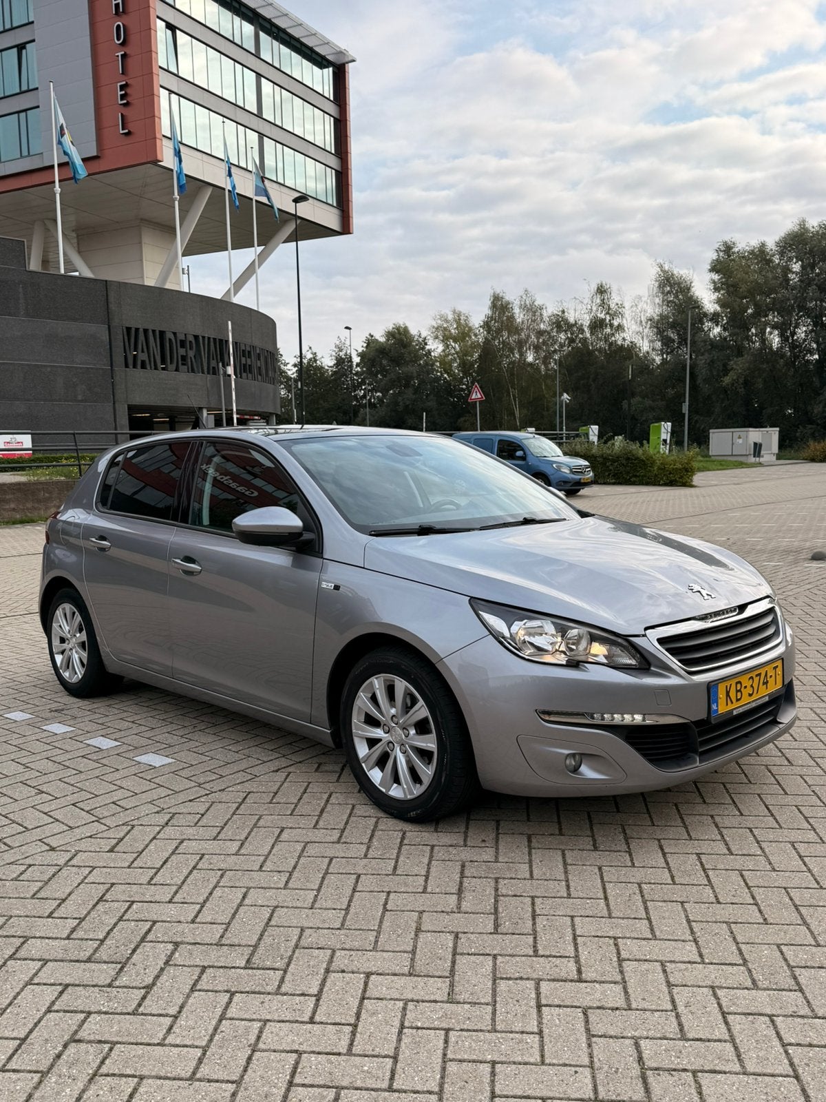 Foto 8 van Peugeot 308 1.2E-THP 81/110 5-D 2016 Grijs CARPLAY PANO