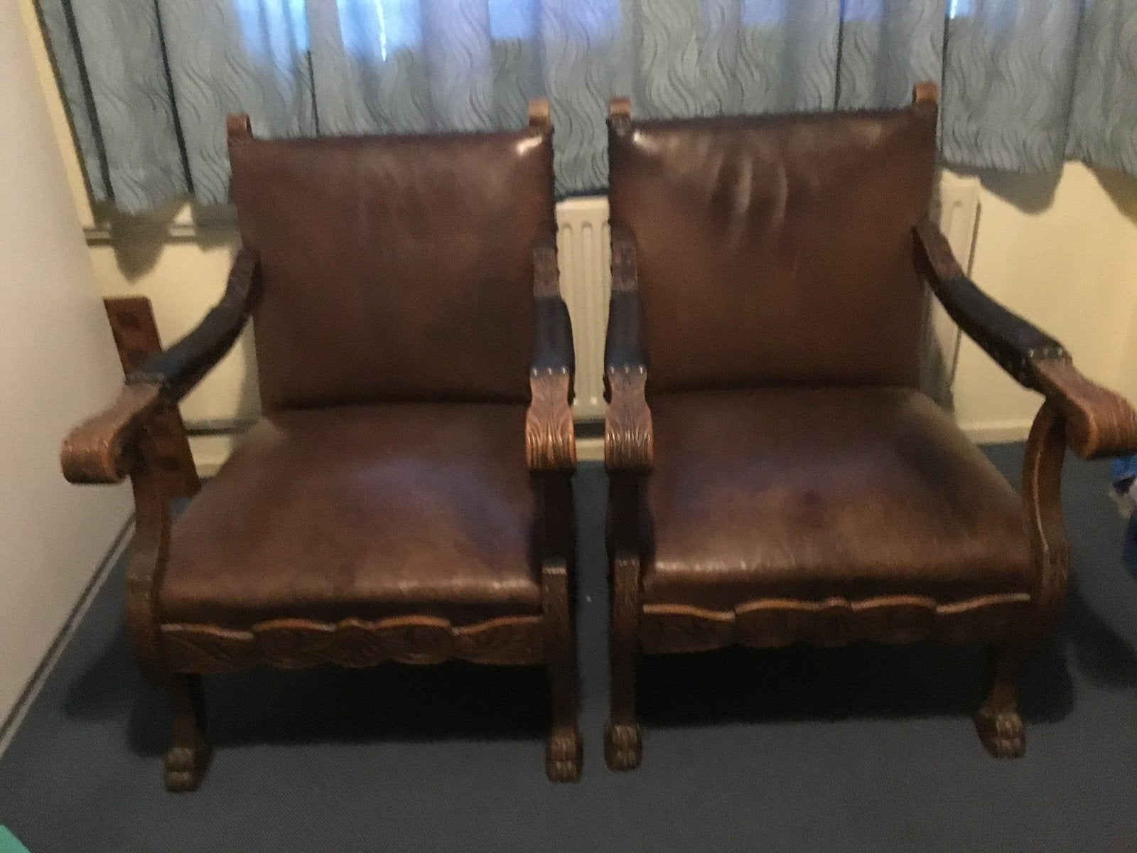 Twee lederen stoelen met eikenhouten armleuningen, Antiek en Kunst, Ophalen