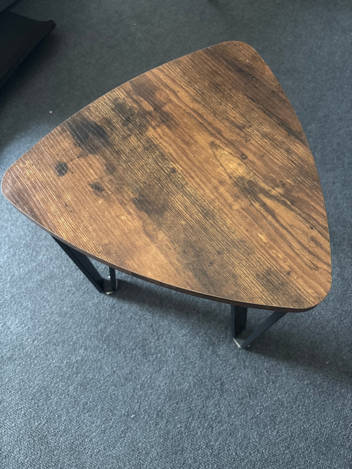 Driehoekige bijzettafel met houten blad en metalen poten, Ophalen, Minder dan 50 cm, Zo goed als nieuw, Overige vormen