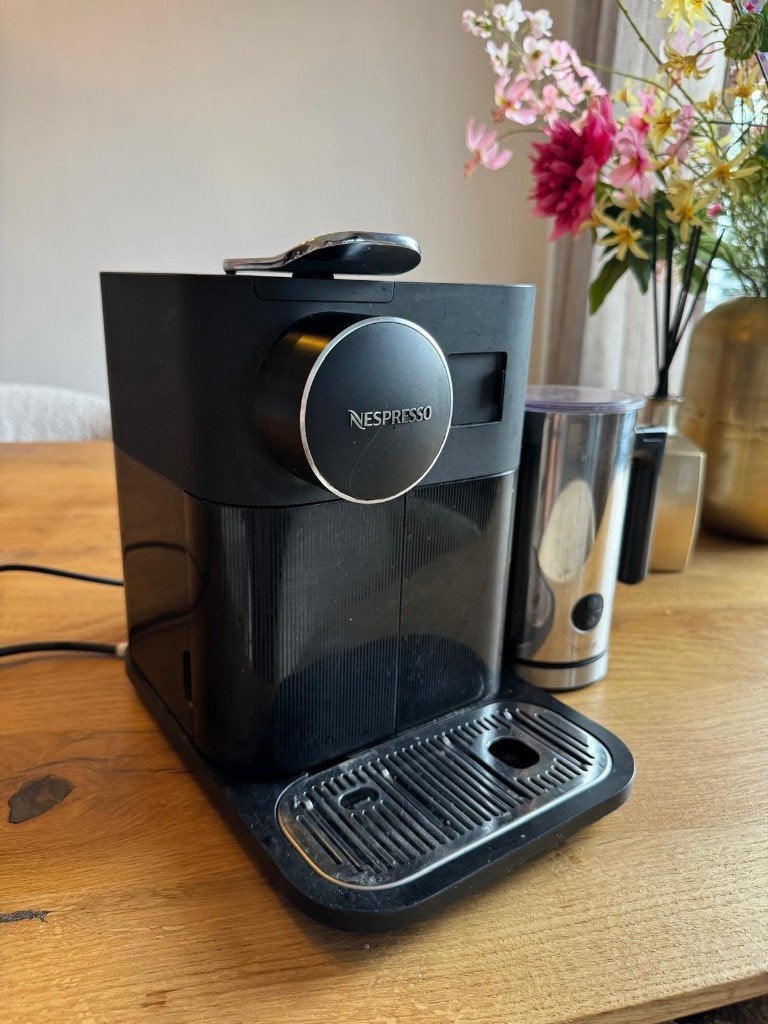 De'Longhi Nespresso EN650.B + Gratis melkopschuimer, Koffiemachine, Ophalen of Verzenden, Zo goed als nieuw, Koffiepads en cups
