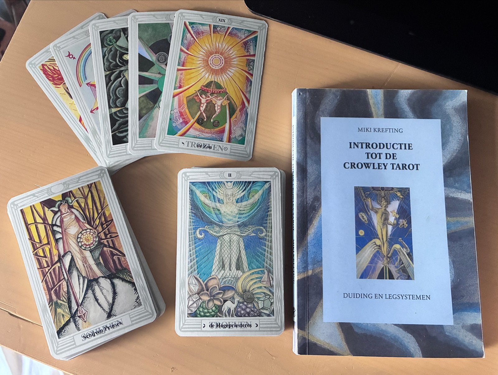 Crowley Tarot, kaartenset en infoboekje, Boeken, Ophalen of Verzenden, Zo goed als nieuw, Tarot of Kaarten leggen, Instructieboek