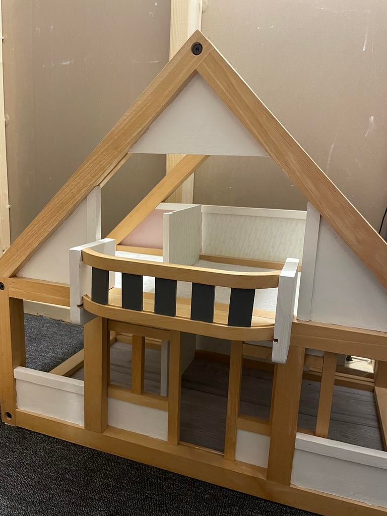 Mooi houten poppenhuis (zonder accessoires), Ophalen, Zo goed als nieuw, Poppenhuis