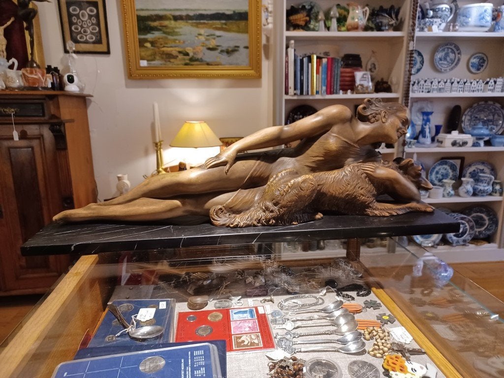 beeld liggende vrouw met windhond - Art Nouveau, Antiek en Kunst, Art nouveau, Overige materialen, Beeld, Bruin
