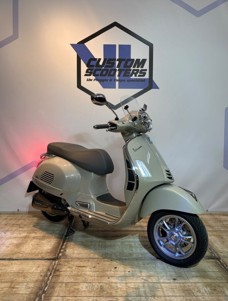 Vespa GTS 300 2025 Beige Avvolgente Akrapovic motor scooter, Scooter, VL Custom Scooters, Bedrijf, 7005AM