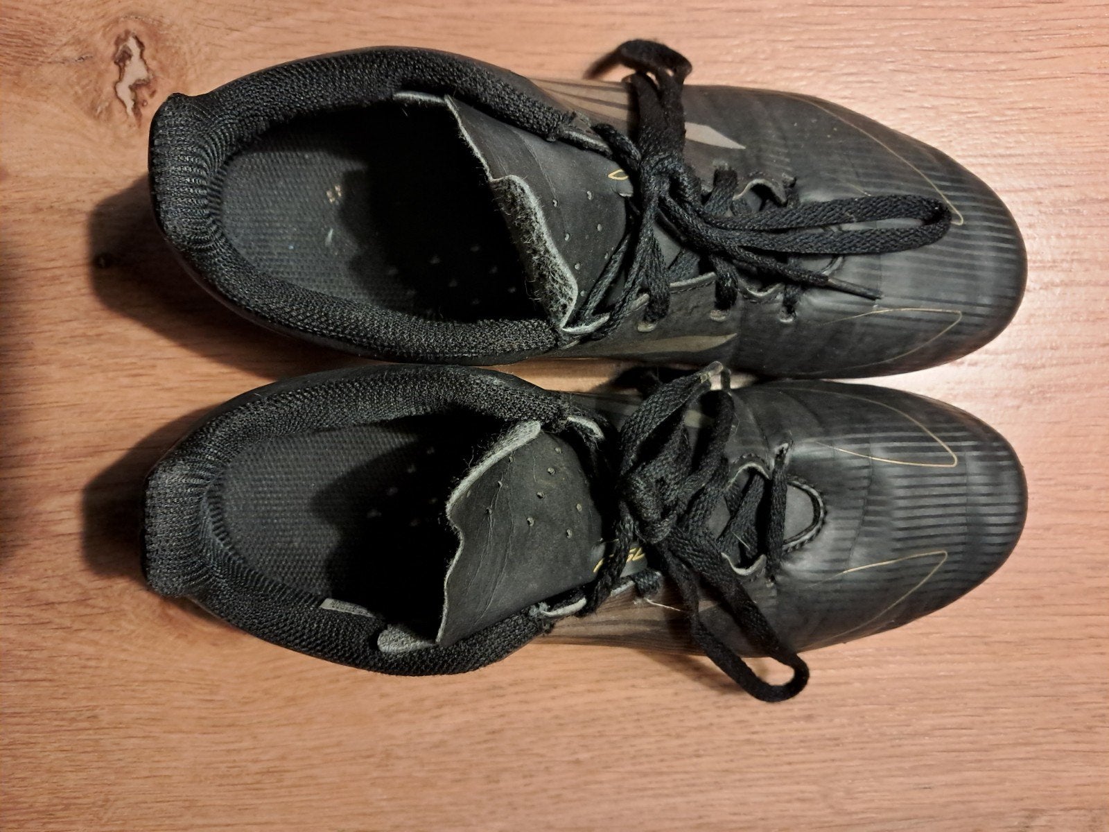 Voetbalschoenen en scheenbeschermers - Maat 38, Ophalen, Gebruikt, Schoenen