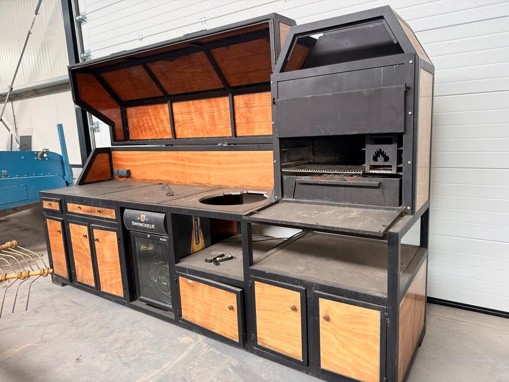 Robuuste buitenkeuken met hout BBQ en koelkast, Ophalen, Gebruikt, Houtskool, Vrijstaand