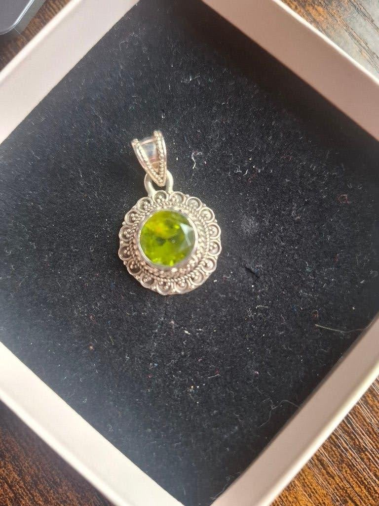 Ronde zilveren hanger met groene peridot, Ophalen of Verzenden, Zo goed als nieuw, Met edelsteen, Groen