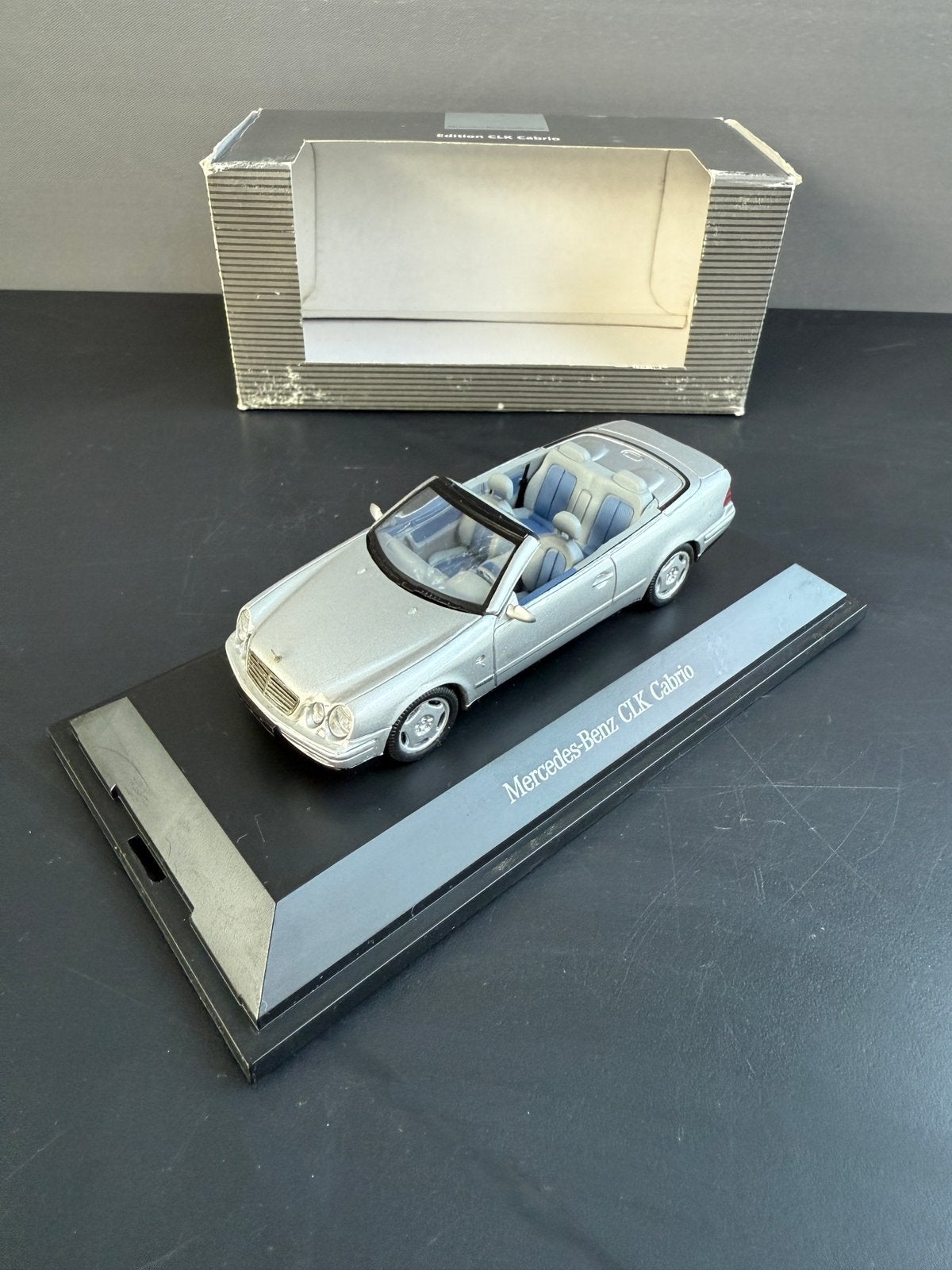 Mercedes CLK cabrio 1:43 Schuco dealer zgan Schuco, Hobby en Vrije tijd, Modelauto's | 1:43, Ophalen of Verzenden, Zo goed als nieuw