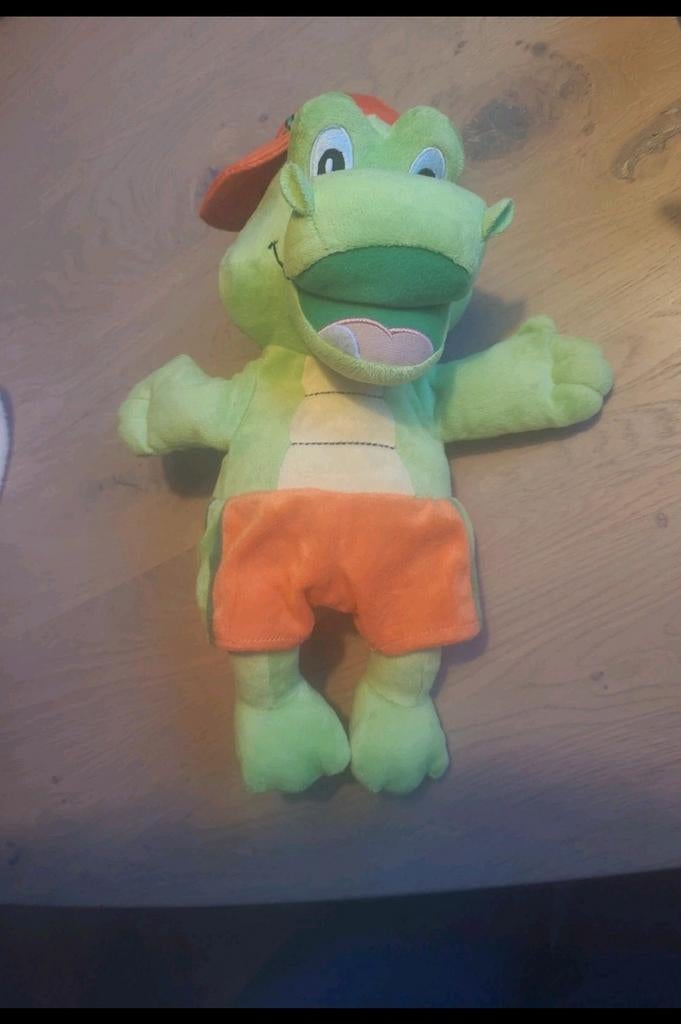 Leuke handpop krokodil met oranje broekje, Overige typen, Ophalen of Verzenden, Met kleding of accessoire, Gebruikt