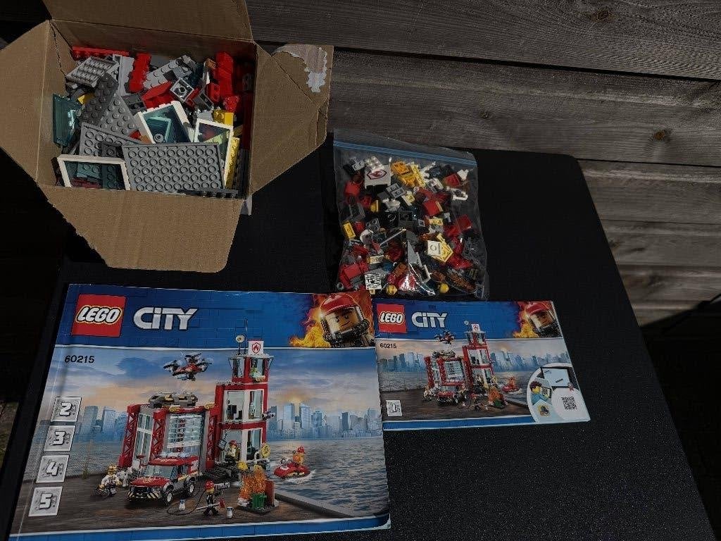 LEGO City 60215 Brandweerkazerne – compleet met boekjes, City, Lego, Ophalen of Verzenden, Zo goed als nieuw