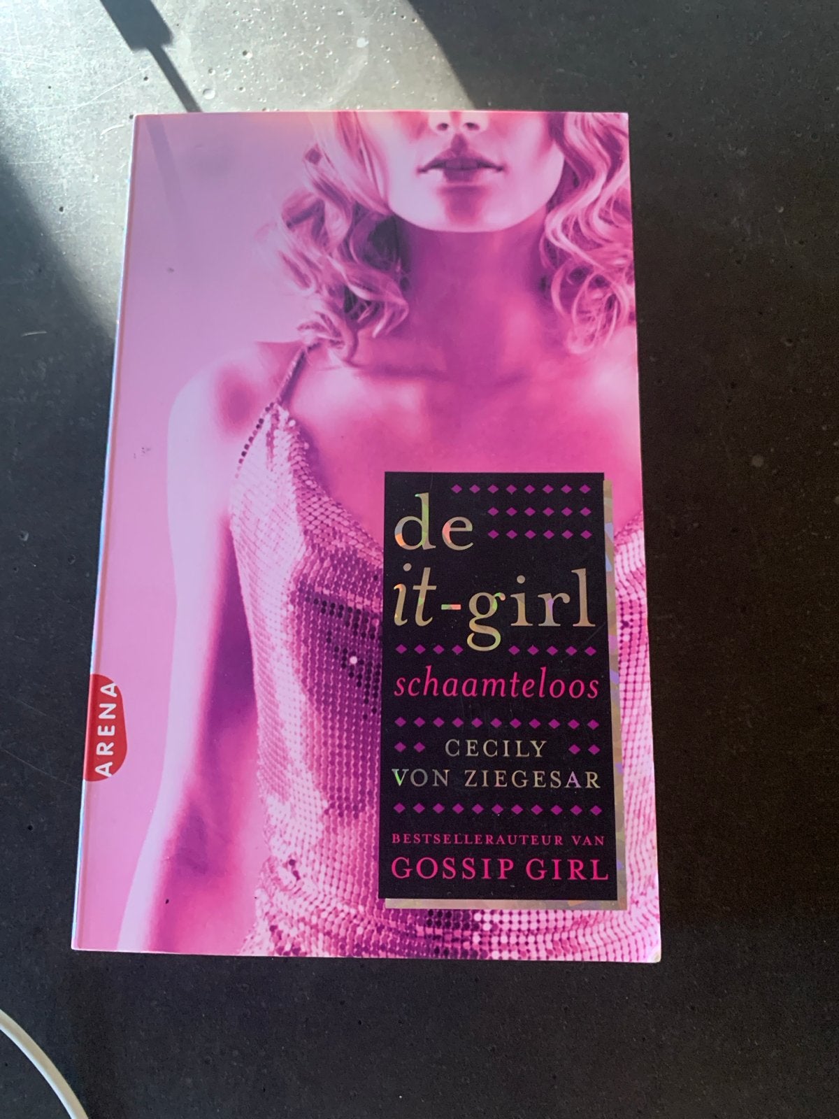 De It-Girl Schaamteloos - Cecily von Ziegesar (Gossip Girl), Ophalen of Verzenden, Zo goed als nieuw, Amerika