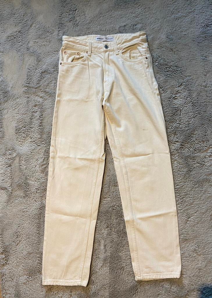 Creme spijkerbroek BERSHKA, Kleding | Heren, Ophalen of Verzenden, Zo goed als nieuw, Overige kleuren, W33 - W34 (confectie 48/50)