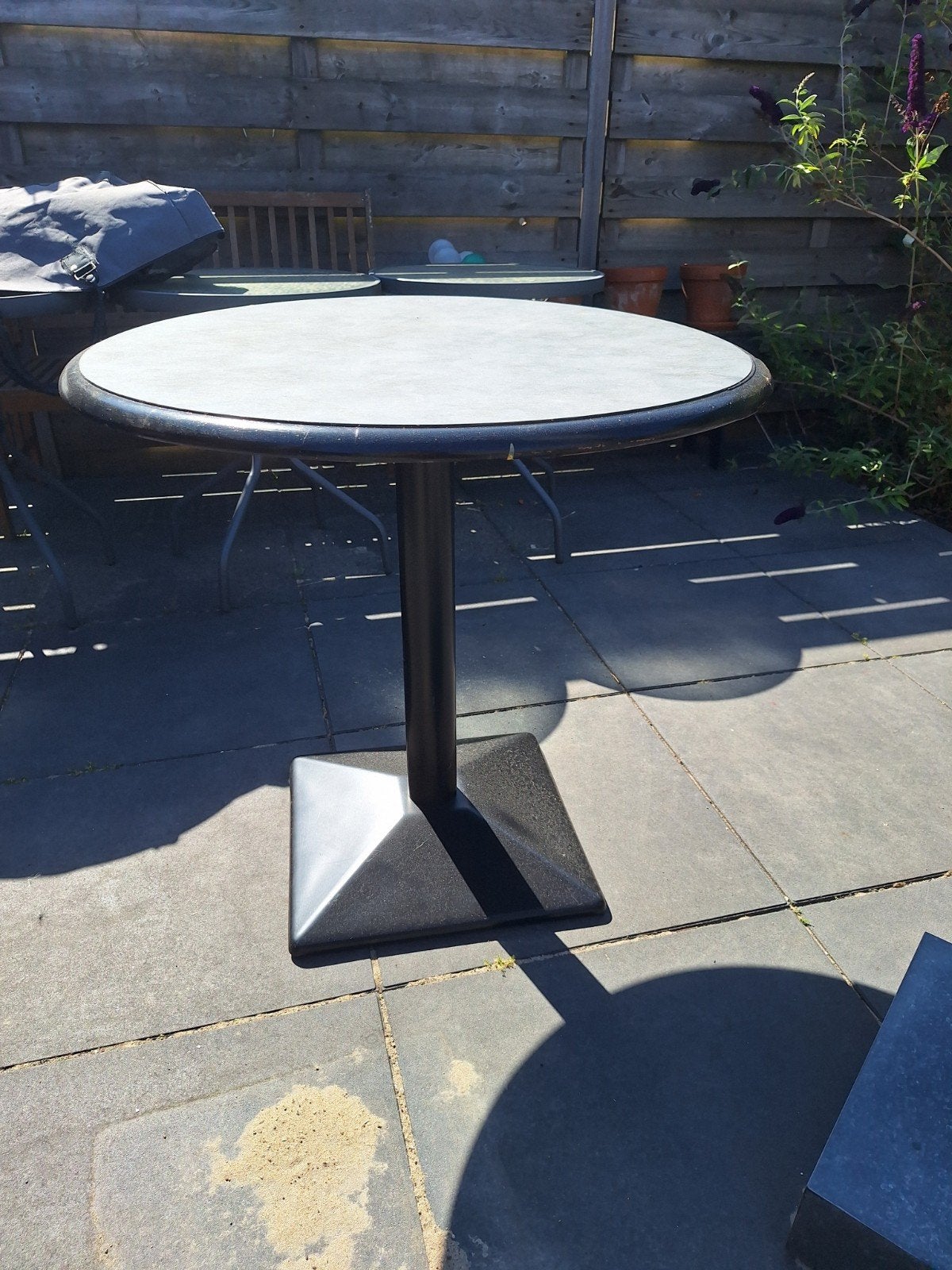 Ronde terras/tuintafel met metalen onderstel, Ophalen, Gebruikt, 50 tot 100 cm, Overige materialen