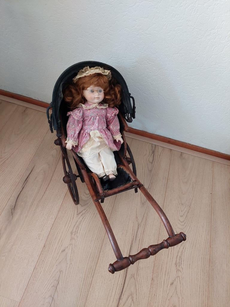 Antieke porseleinen pop in houten kinderwagen, Ophalen, Gebruikt, Overige typen