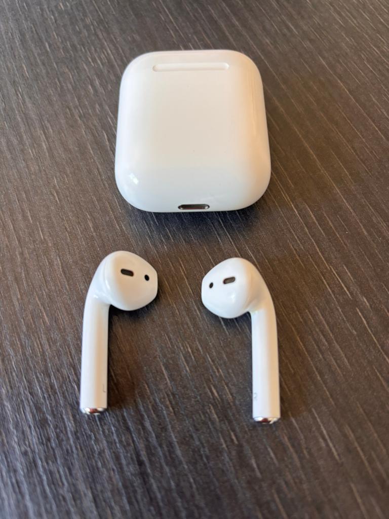 Apple AirPods 2e generatie met oplaadcase, Overige merken, Gebruikt, Draadloos, Op oor (supra aural)