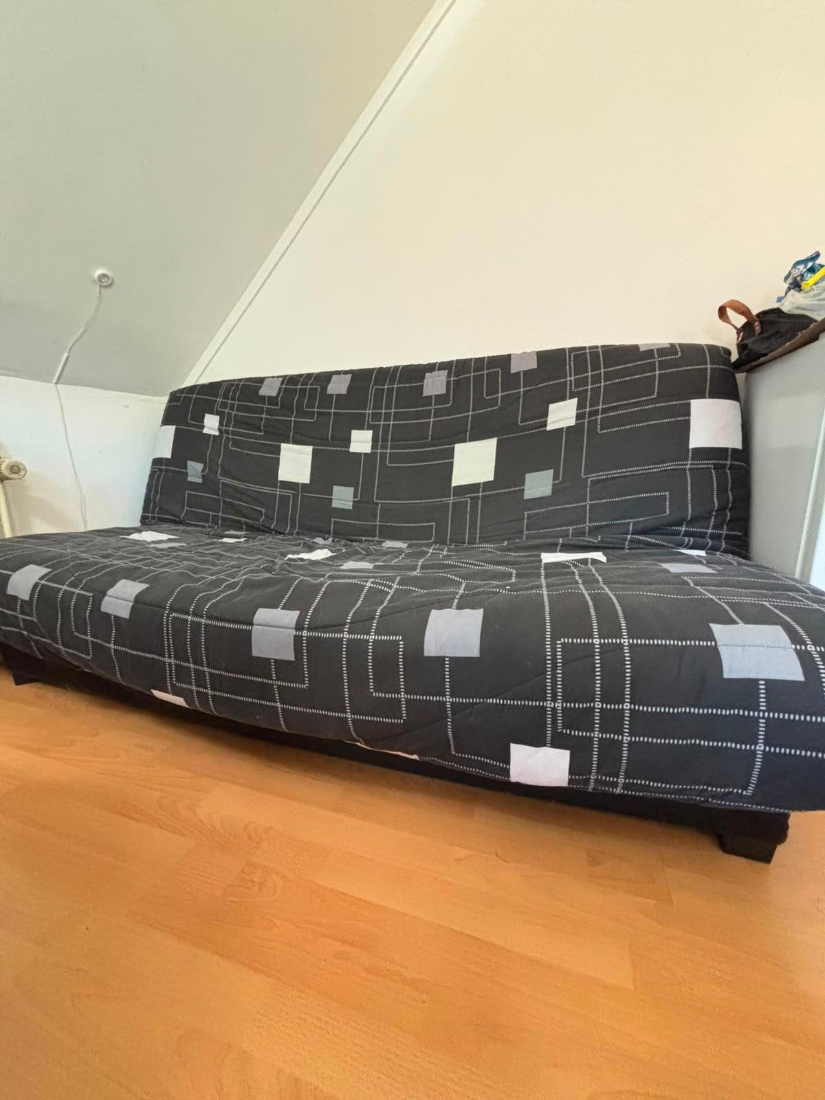 Verhuisverkoop Maastricht: Bank, IKEA Bed, Koelkast, Huis en Inrichting, Slaapkamer | Slaapbanken, Ophalen, Zo goed als nieuw