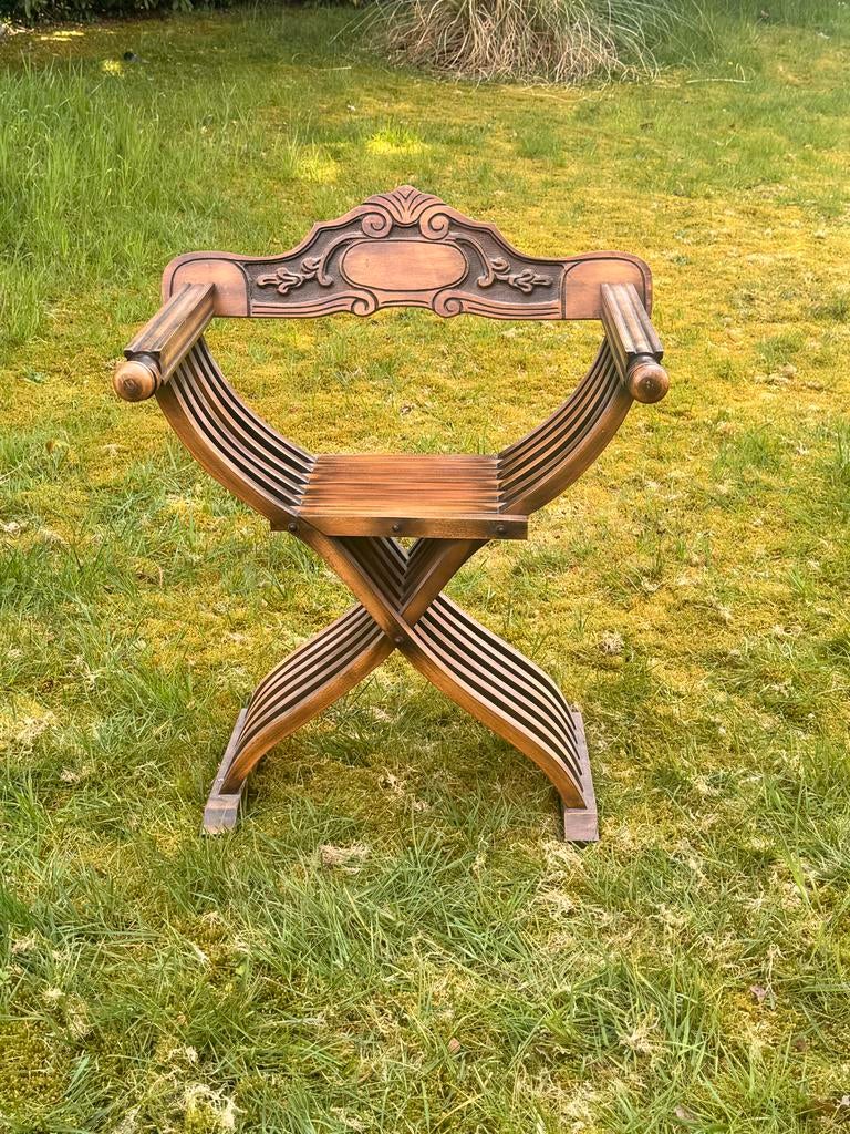 Decoratieve houten vouwstoel met sierlijk bewerkt, Ophalen