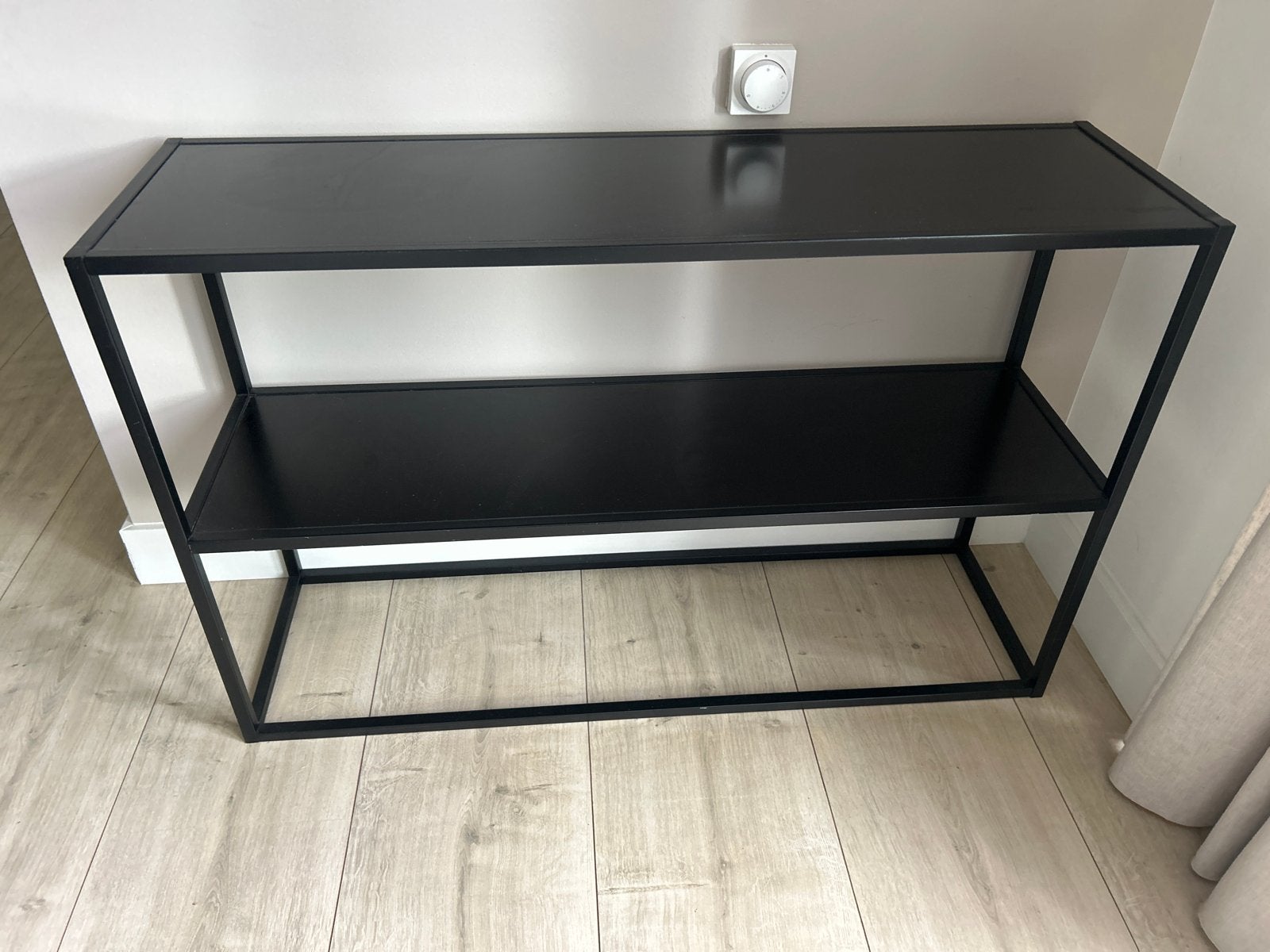 Zwart metalen of bijzettafel met twee planken, Huis en Inrichting, Tafels | Bijzettafels, Ophalen, Metaal of Aluminium, Zo goed als nieuw