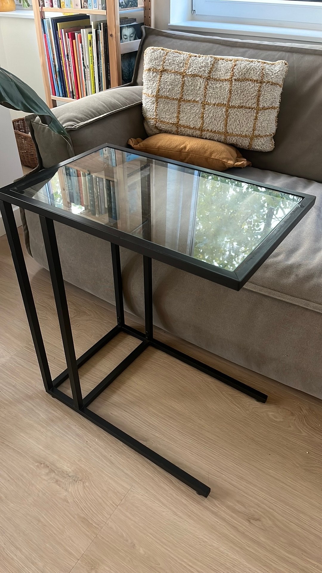 Ikea glazen bijzettafel met zwart metalen frame, Minder dan 55 cm, Rond, Ophalen, 45 tot 60 cm