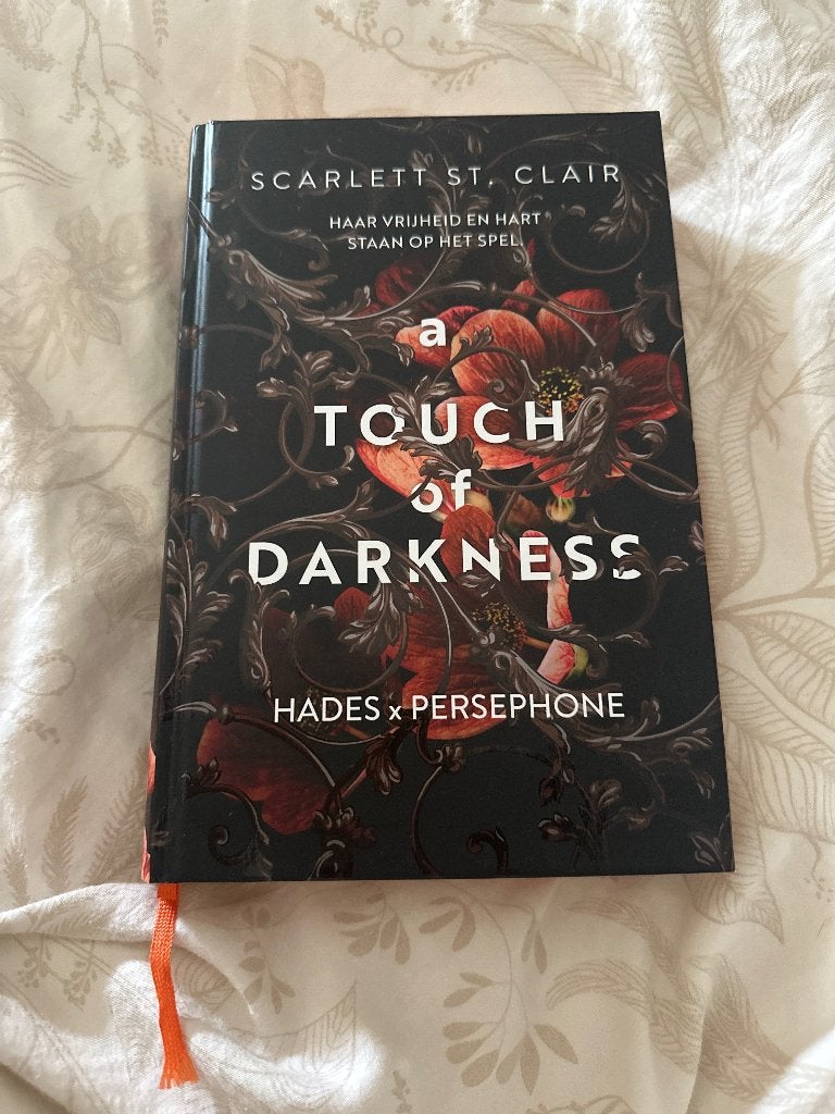 Boek A touch of darkness, Ophalen, Gelezen, Scarlett st. Clair