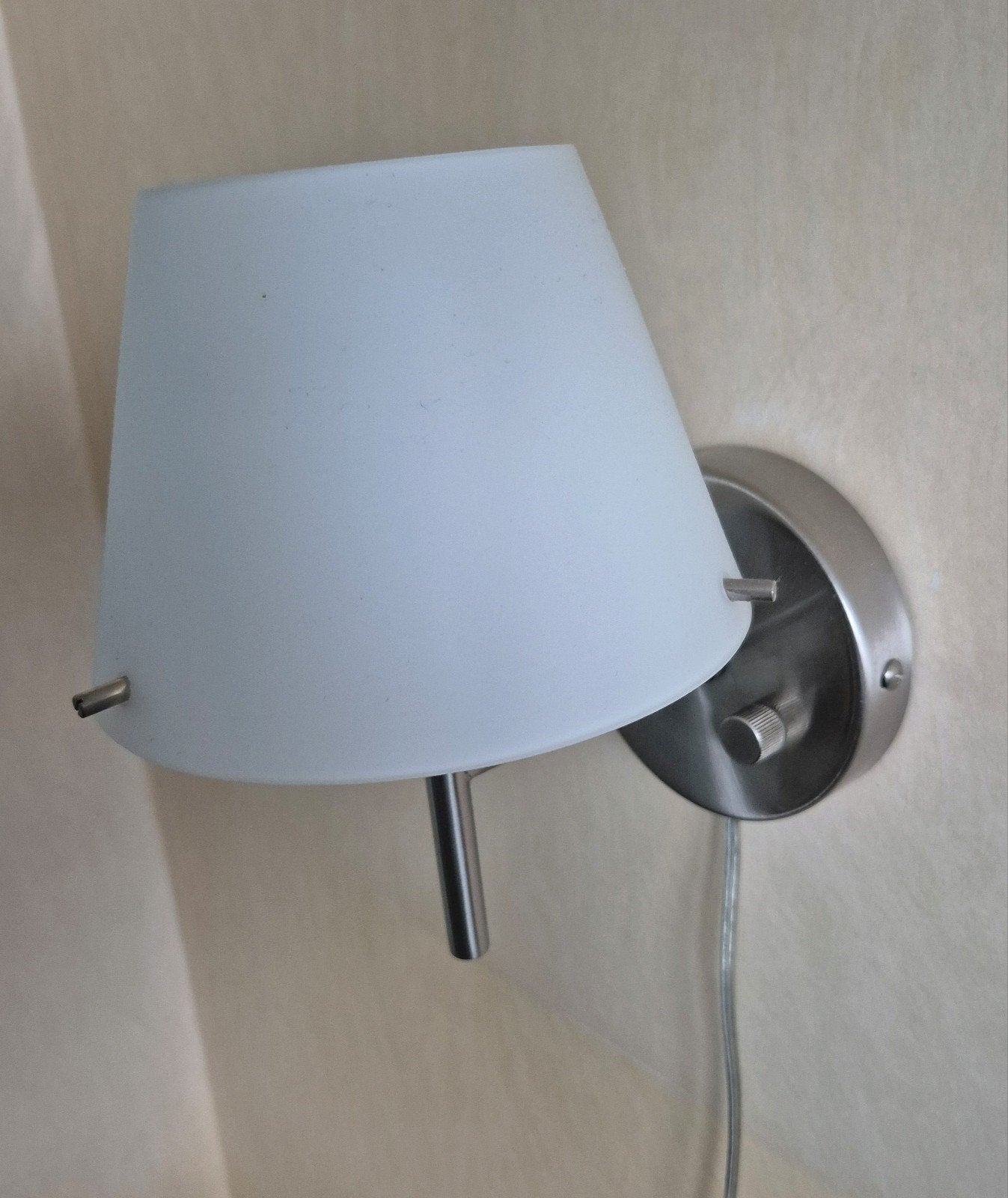 2 moderne wandlampen met melkglas kap, Huis en Inrichting, Lampen | Wandlampen, Met snoer/stekker, E14 (klein), Ophalen of Verzenden
