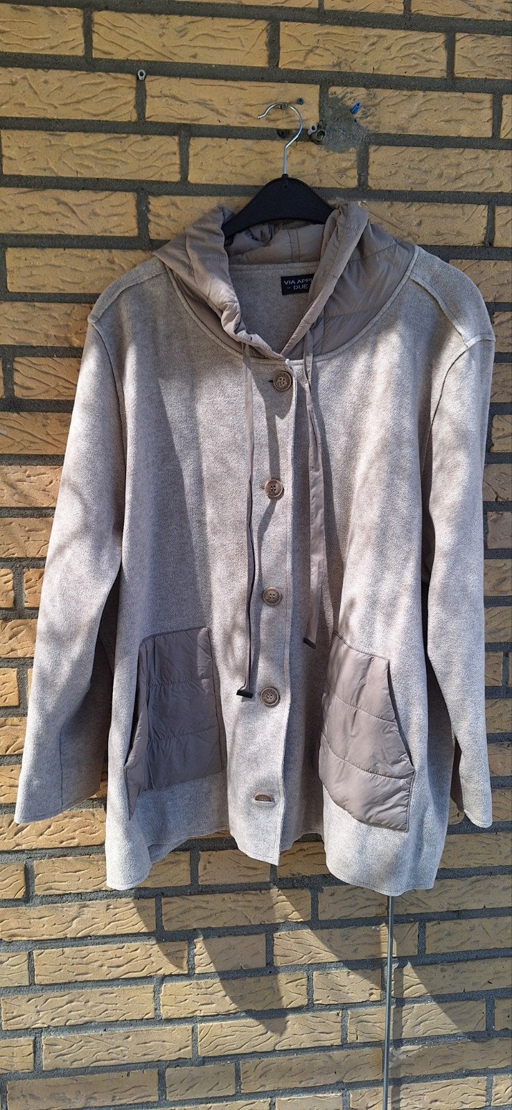 Via Appia Due vest met capuchon. Maat 52, Beige, Trui of Vest, Nieuw, Ophalen of Verzenden