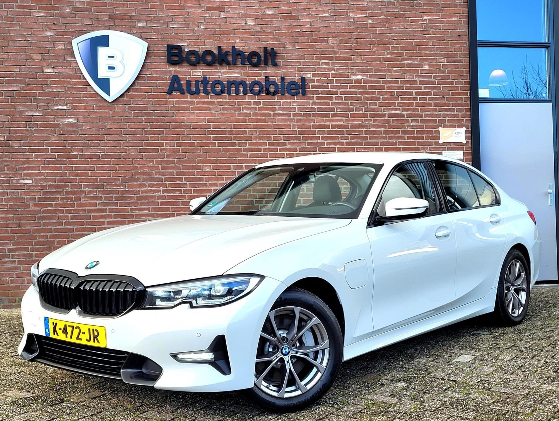 BMW 3-serie 330e Sport Line 292PK, M-stuur, HIFI, Leer, (1e, Achterwielaandrijving, Gebruikt, 4 cilinders, Wit
