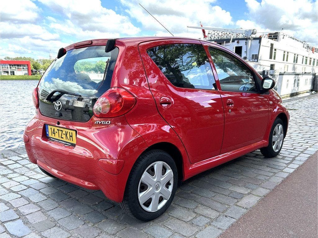 Toyota Aygo 1.0-12V + 5-drs. Elec. pakket APK 4/'27, Voorwielaandrijving, Stof, Gebruikt, 4 stoelen