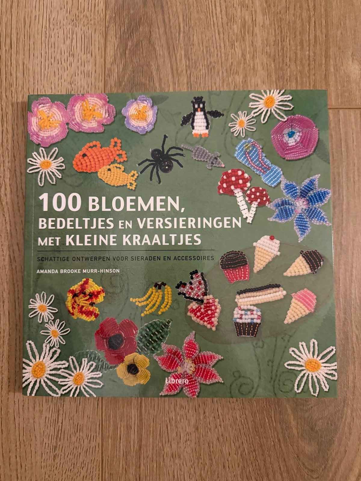 100 Bloemen, Bedeltjes en Versieringen met Kraaltjes, Ophalen of Verzenden, Zo goed als nieuw