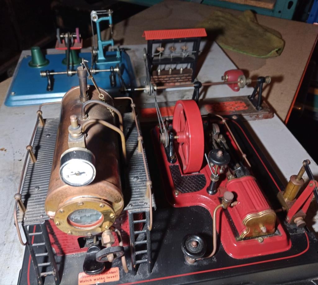 Wilesco stoommachine met accesoires op plaat, Ophalen, Gebruikt