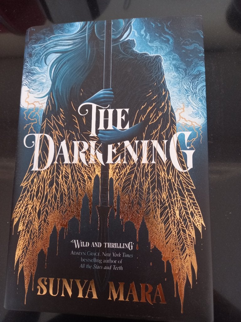 The Darkening Fairyloot edition, Ophalen of Verzenden, Zo goed als nieuw, Mara, Sunya